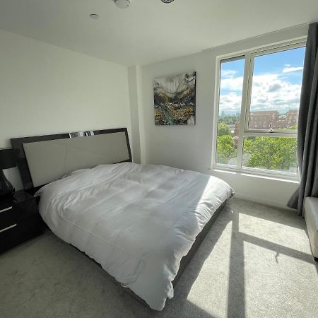 Modern Penthouse Flat With Free Indoor Parking Apartment ลอนดอน ภายนอก รูปภาพ