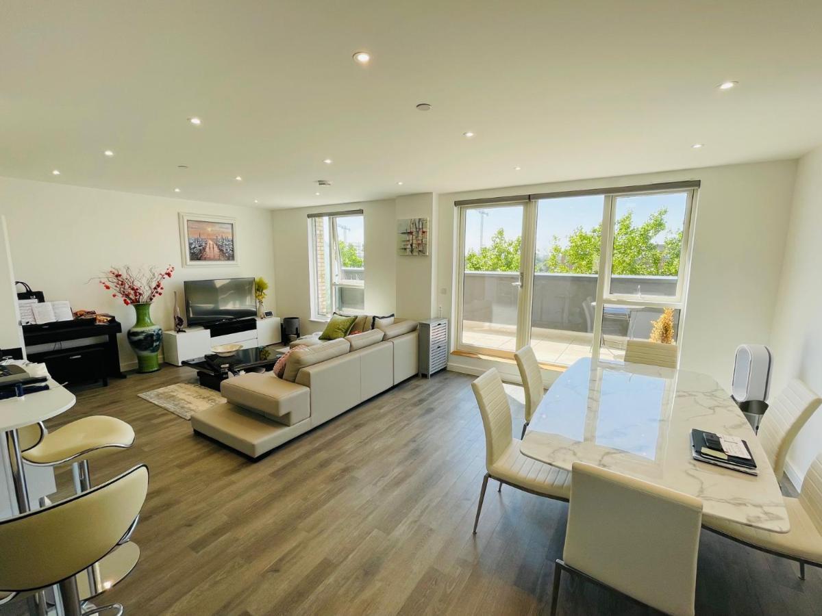 Modern Penthouse Flat With Free Indoor Parking Apartment ลอนดอน ภายนอก รูปภาพ