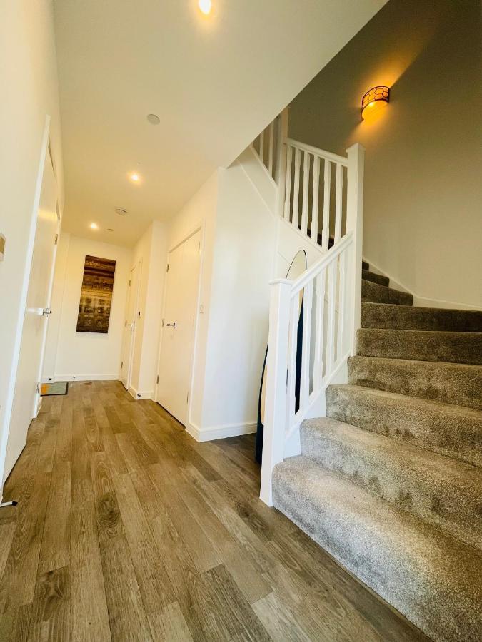 Modern Penthouse Flat With Free Indoor Parking Apartment ลอนดอน ภายนอก รูปภาพ