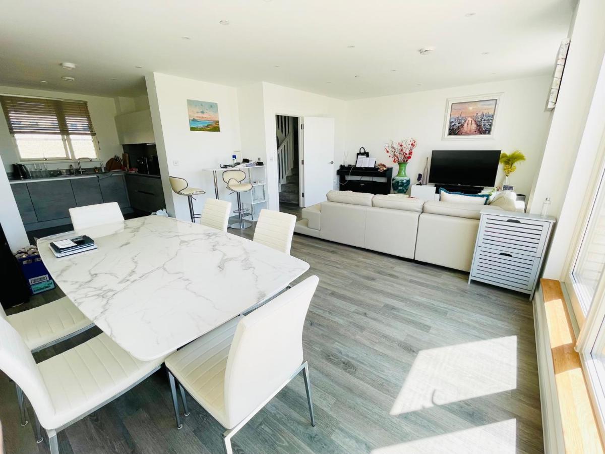 Modern Penthouse Flat With Free Indoor Parking Apartment ลอนดอน ภายนอก รูปภาพ