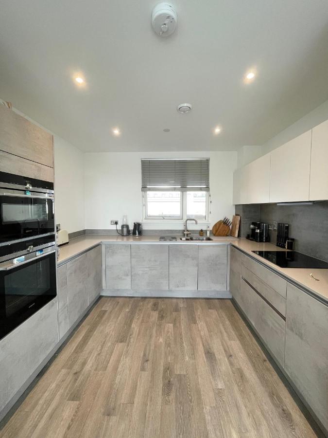 Modern Penthouse Flat With Free Indoor Parking Apartment ลอนดอน ภายนอก รูปภาพ