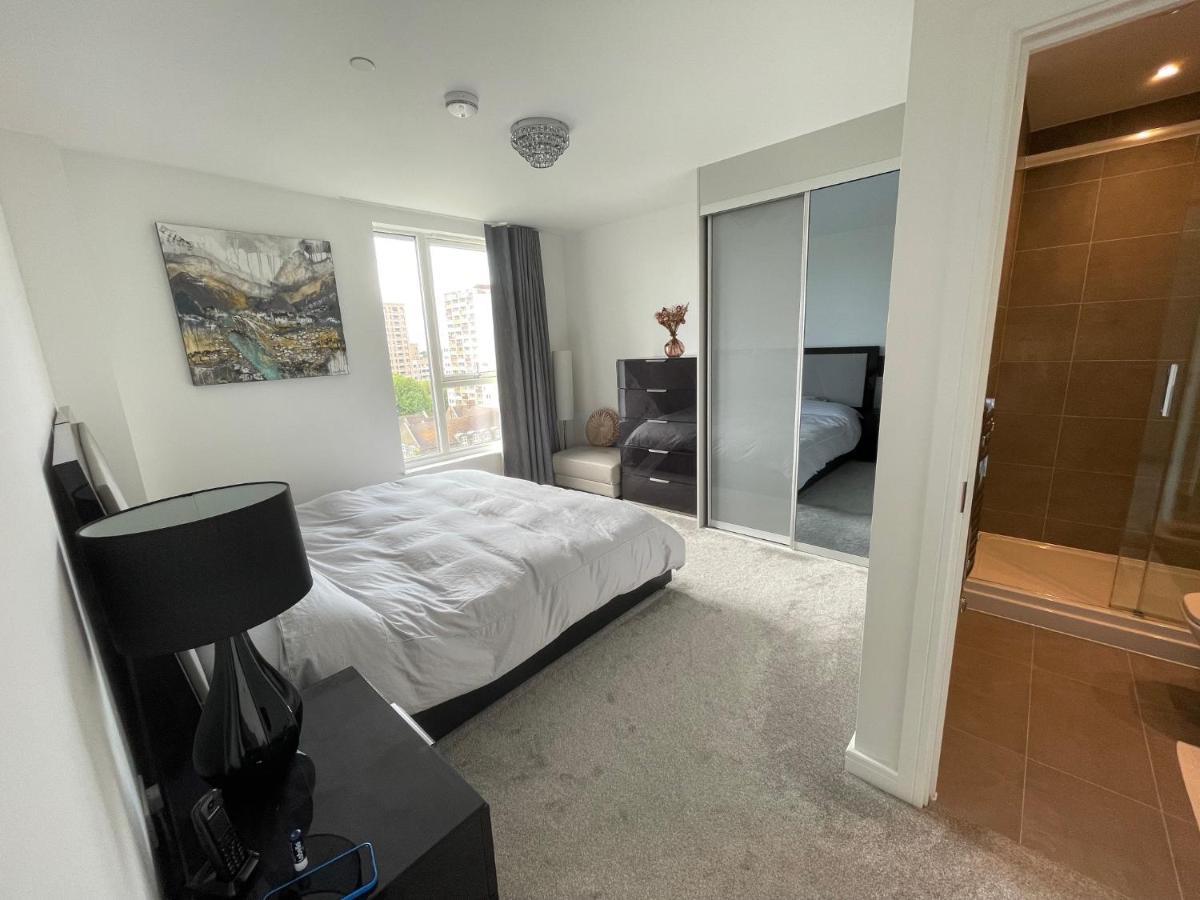 Modern Penthouse Flat With Free Indoor Parking Apartment ลอนดอน ภายนอก รูปภาพ