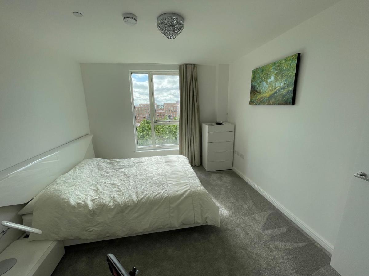 Modern Penthouse Flat With Free Indoor Parking Apartment ลอนดอน ภายนอก รูปภาพ