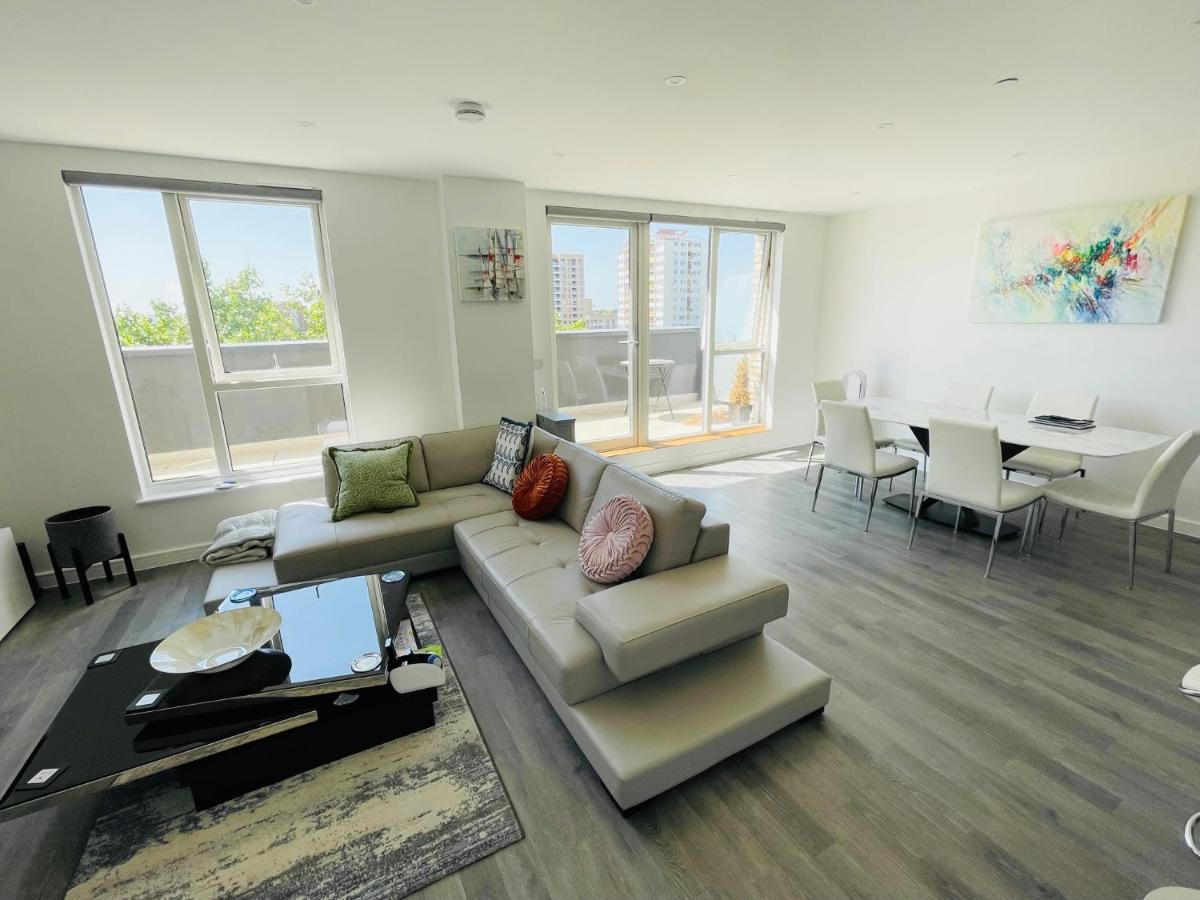Modern Penthouse Flat With Free Indoor Parking Apartment ลอนดอน ภายนอก รูปภาพ