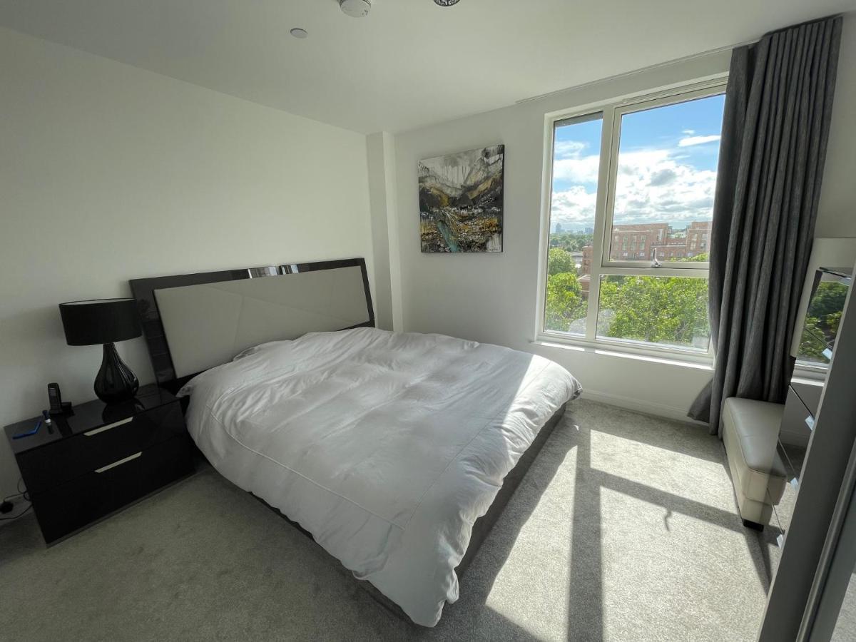 Modern Penthouse Flat With Free Indoor Parking Apartment ลอนดอน ภายนอก รูปภาพ